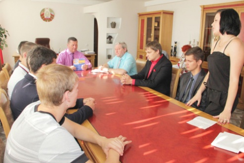 Замечательный подарок к Дню строителя подготовил коллектив ОАО «БЦЗ», где в канун праздника был введен в эксплуатацию участок по упаковке цемента в Биг-беге