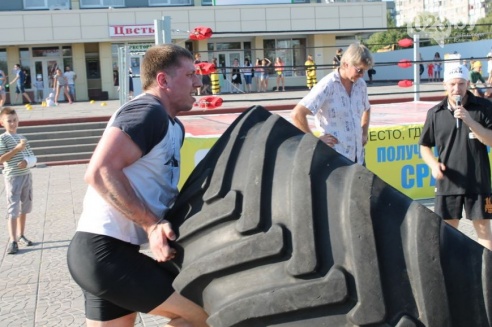 Возле торгового дома «Речицкий» девушки дрались под аплодисменты (фото)