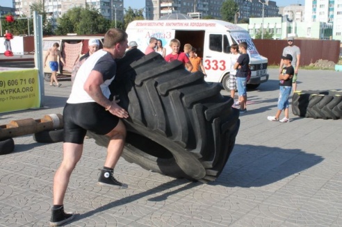 Возле торгового дома «Речицкий» девушки дрались под аплодисменты (фото)