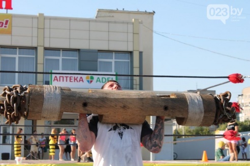 Возле торгового дома «Речицкий» девушки дрались под аплодисменты (фото)