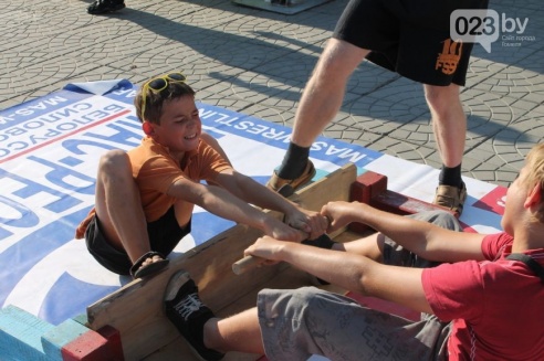 Возле торгового дома «Речицкий» девушки дрались под аплодисменты (фото)