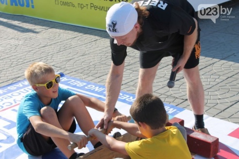 Возле торгового дома «Речицкий» девушки дрались под аплодисменты (фото)