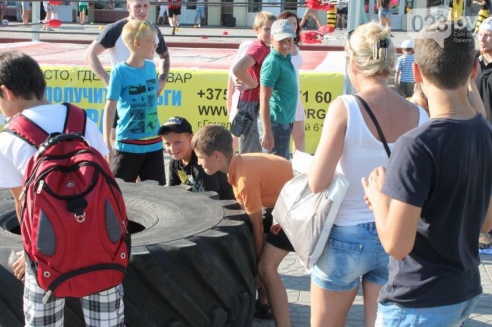 Возле торгового дома «Речицкий» девушки дрались под аплодисменты (фото)