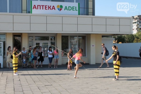 Возле торгового дома «Речицкий» девушки дрались под аплодисменты (фото)