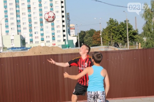 Возле торгового дома «Речицкий» девушки дрались под аплодисменты (фото)