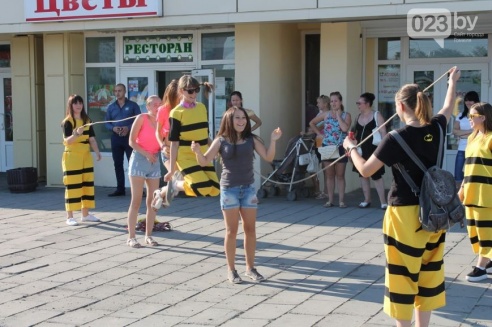 Возле торгового дома «Речицкий» девушки дрались под аплодисменты (фото)