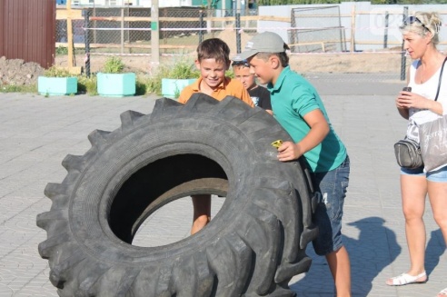 Возле торгового дома «Речицкий» девушки дрались под аплодисменты (фото)