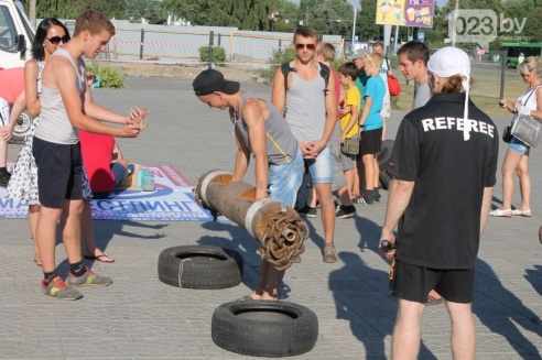 Возле торгового дома «Речицкий» девушки дрались под аплодисменты (фото)
