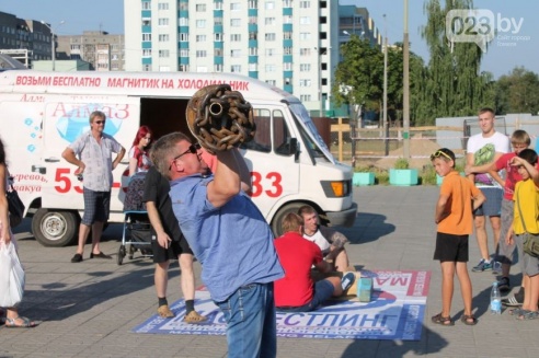 Возле торгового дома «Речицкий» девушки дрались под аплодисменты (фото)