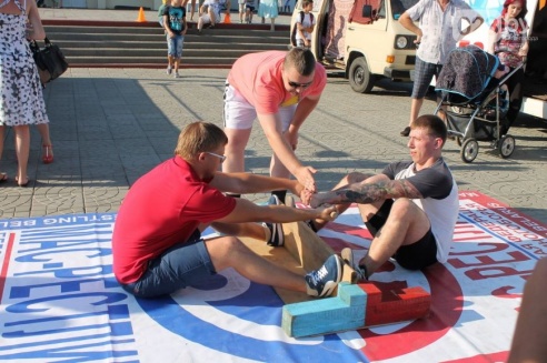 Возле торгового дома «Речицкий» девушки дрались под аплодисменты (фото)