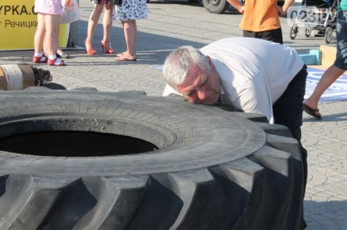 Возле торгового дома «Речицкий» девушки дрались под аплодисменты (фото)