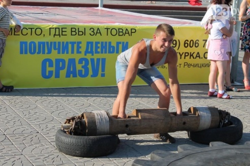 Возле торгового дома «Речицкий» девушки дрались под аплодисменты (фото)