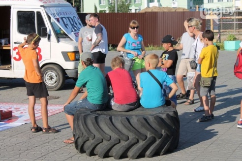 Возле торгового дома «Речицкий» девушки дрались под аплодисменты (фото)