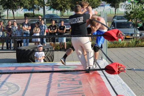 Возле торгового дома «Речицкий» девушки дрались под аплодисменты (фото)