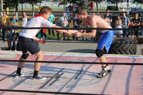 Возле торгового дома «Речицкий» девушки дрались под аплодисменты (фото)