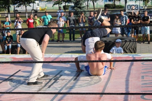 Возле торгового дома «Речицкий» девушки дрались под аплодисменты (фото)