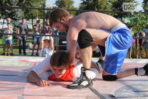 Возле торгового дома «Речицкий» девушки дрались под аплодисменты (фото)