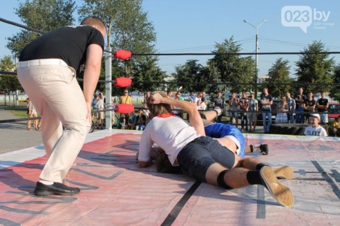 Возле торгового дома «Речицкий» девушки дрались под аплодисменты (фото)