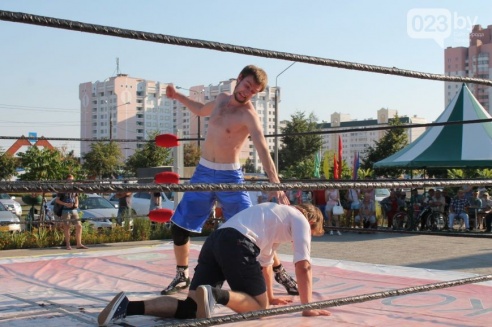 Возле торгового дома «Речицкий» девушки дрались под аплодисменты (фото)