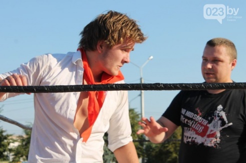 Возле торгового дома «Речицкий» девушки дрались под аплодисменты (фото)