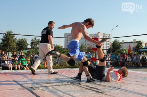 Возле торгового дома «Речицкий» девушки дрались под аплодисменты (фото)