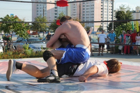 Возле торгового дома «Речицкий» девушки дрались под аплодисменты (фото)