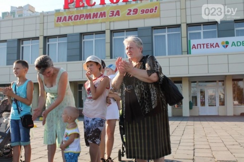 Возле торгового дома «Речицкий» девушки дрались под аплодисменты (фото)