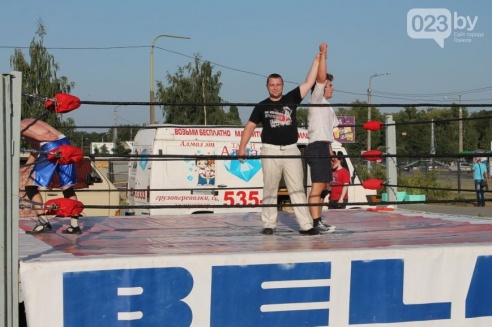 Возле торгового дома «Речицкий» девушки дрались под аплодисменты (фото)