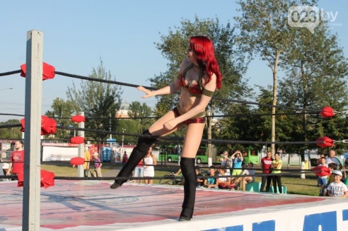 Возле торгового дома «Речицкий» девушки дрались под аплодисменты (фото)