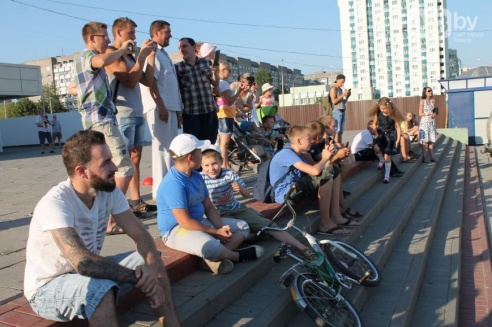 Возле торгового дома «Речицкий» девушки дрались под аплодисменты (фото)