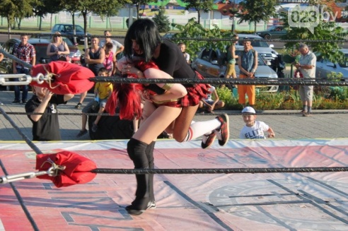 Возле торгового дома «Речицкий» девушки дрались под аплодисменты (фото)