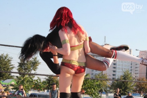 Возле торгового дома «Речицкий» девушки дрались под аплодисменты (фото)