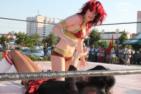 Возле торгового дома «Речицкий» девушки дрались под аплодисменты (фото)