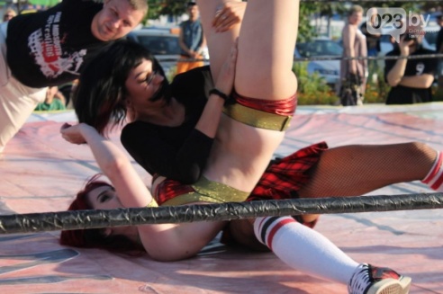 Возле торгового дома «Речицкий» девушки дрались под аплодисменты (фото)