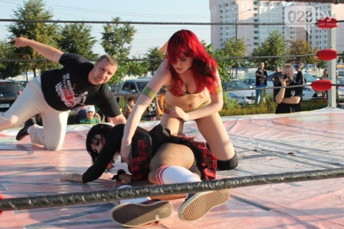 Возле торгового дома «Речицкий» девушки дрались под аплодисменты (фото)