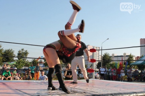 Возле торгового дома «Речицкий» девушки дрались под аплодисменты (фото)