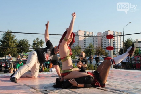 Возле торгового дома «Речицкий» девушки дрались под аплодисменты (фото)