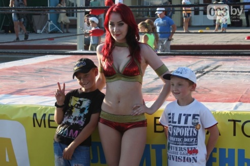 Возле торгового дома «Речицкий» девушки дрались под аплодисменты (фото)