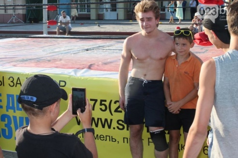 Возле торгового дома «Речицкий» девушки дрались под аплодисменты (фото)