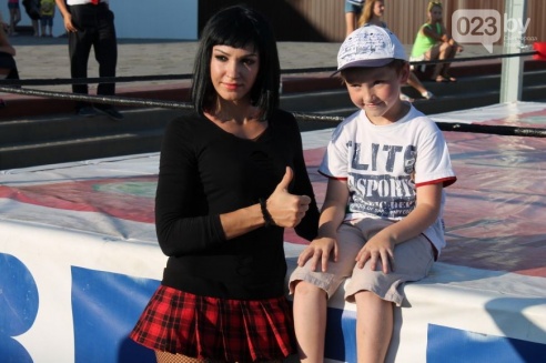 Возле торгового дома «Речицкий» девушки дрались под аплодисменты (фото)