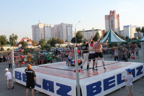 Возле торгового дома «Речицкий» девушки дрались под аплодисменты (фото)