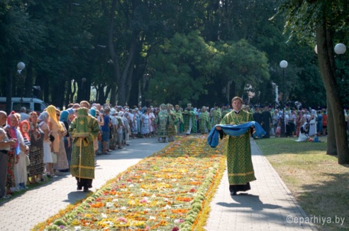 Фотофакт: В Гомеле митрополиту Павлу выложили дорожку из живых цветов