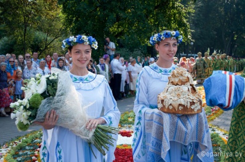 Фотофакт: В Гомеле митрополиту Павлу выложили дорожку из живых цветов