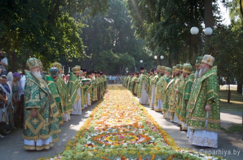 Фотофакт: В Гомеле митрополиту Павлу выложили дорожку из живых цветов