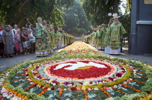 Фотофакт: В Гомеле митрополиту Павлу выложили дорожку из живых цветов