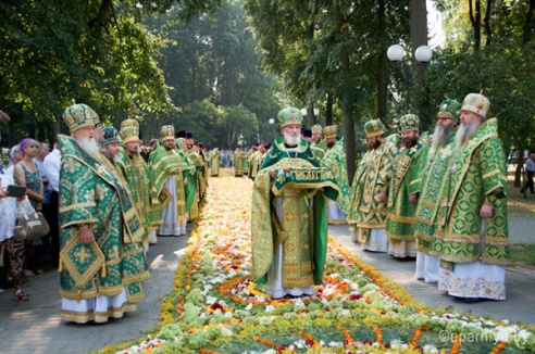 Фотофакт: В Гомеле митрополиту Павлу выложили дорожку из живых цветов