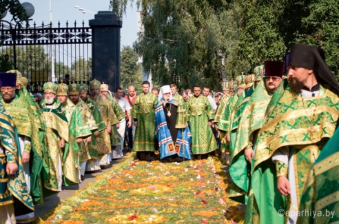 Фотофакт: В Гомеле митрополиту Павлу выложили дорожку из живых цветов