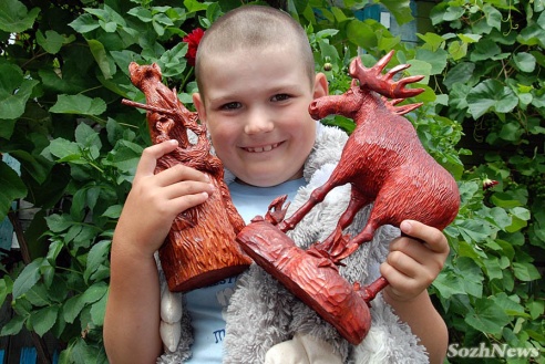 Резчик из глубинки делает скульптуры для охотничьего домика