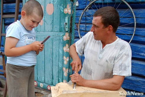 Резчик из глубинки делает скульптуры для охотничьего домика