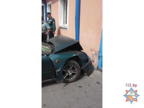 В Гомеле водитель протаранил здание пожарного депо: деблокировали его спасатели